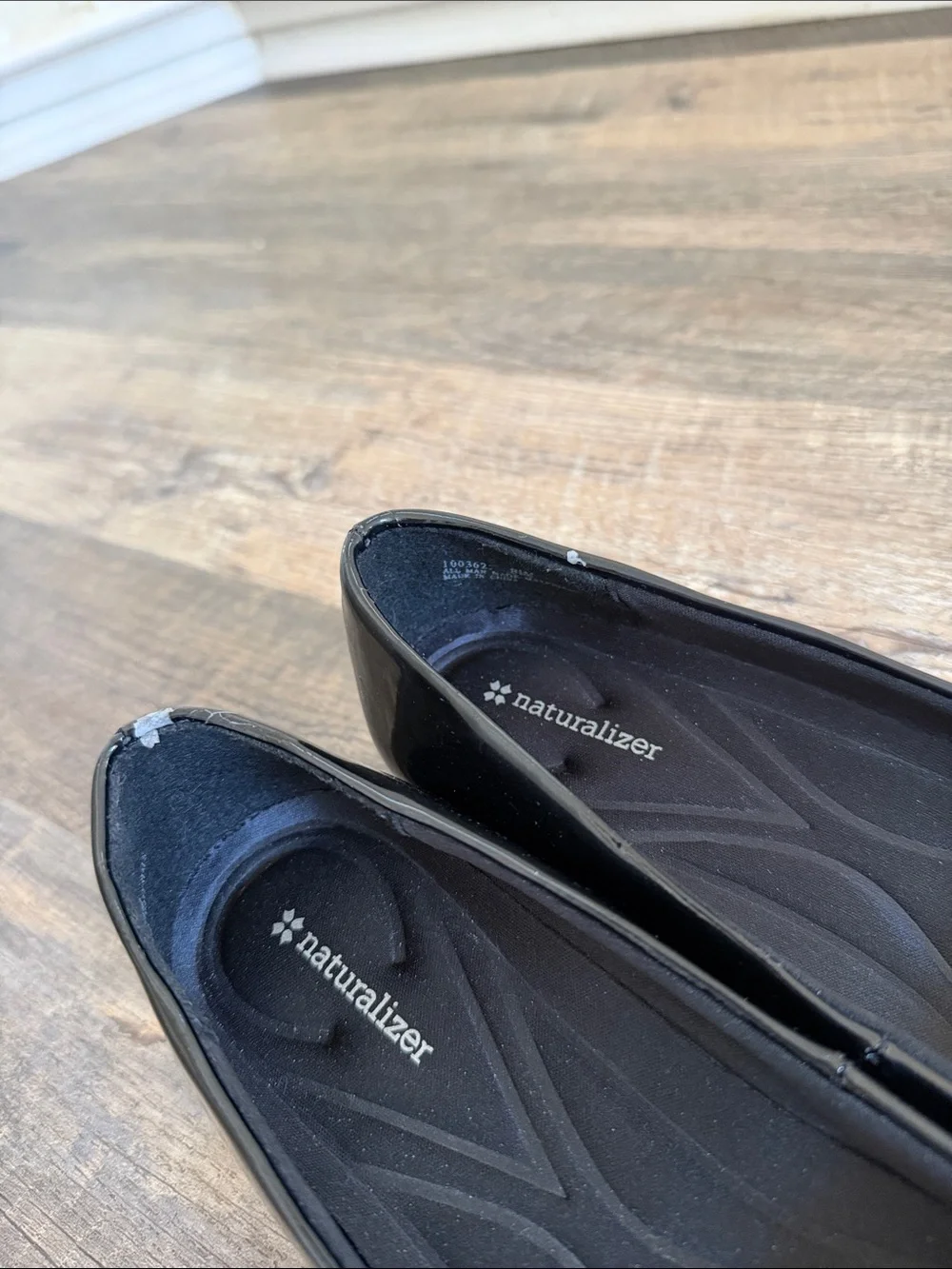 Naturalizer Women’s S8.5 M Black Glossy Slip On Comfort wedge shoe flawed